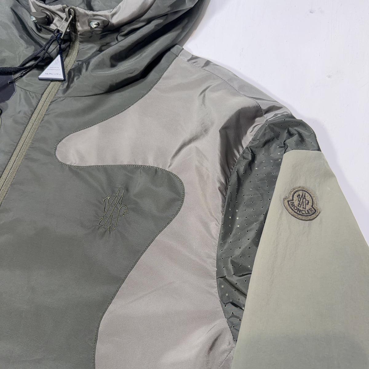Moncler Hague Giubbotto Colour-Block Hooded Jacket – Olive Green / Grey