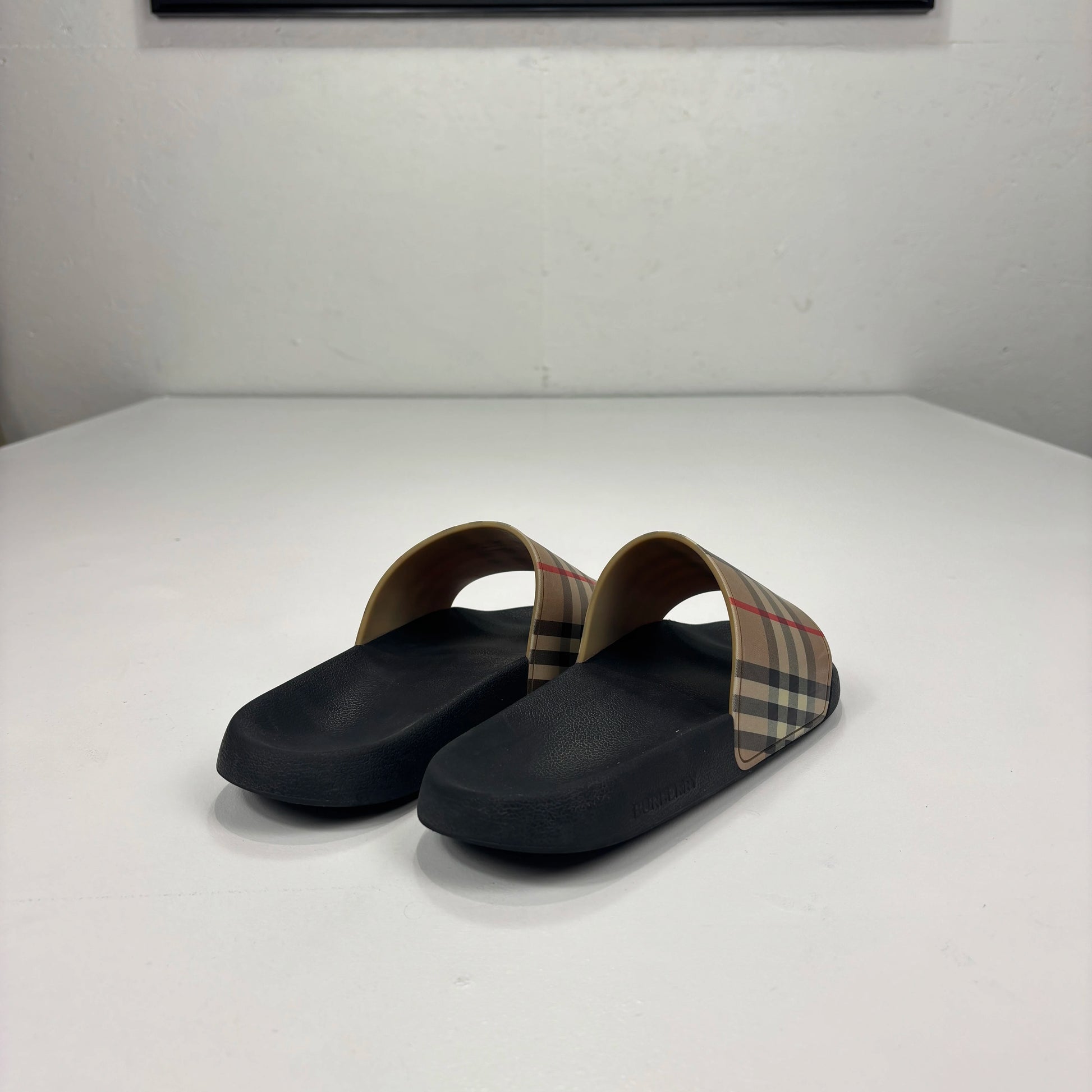 Burberry Beige Classic Check Design Sliders