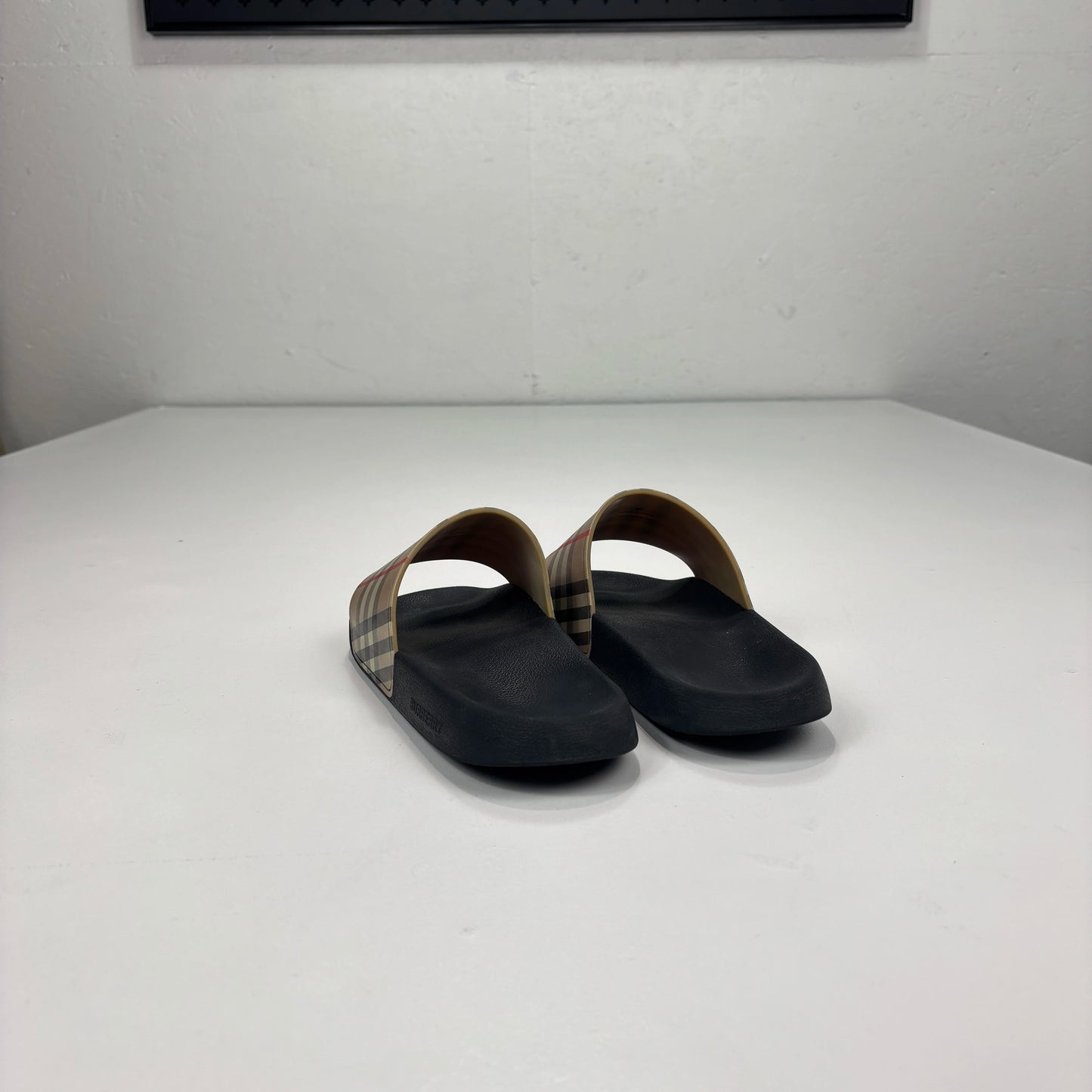 Burberry Beige Classic Check Design Sliders